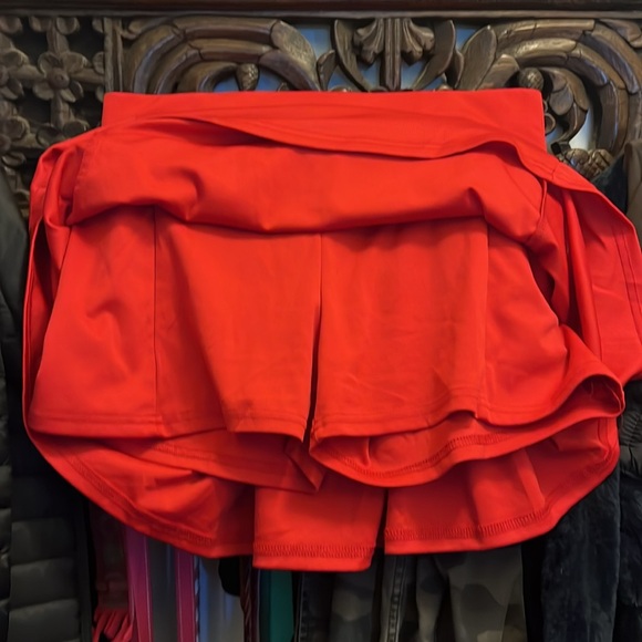 Skort in red with lively pleats in the rear area - Picture 2 of 4